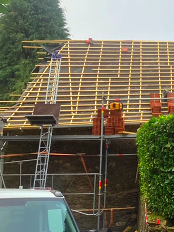 Montage d'une charpente traditionnelle en bois par CM Bâtiment
